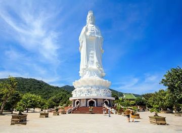 vietnam/da-nang/son-tra-district/landmark/tram-dung-chan-chua-linh-ung