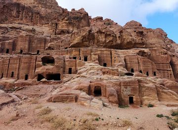 jordan/burial-mounds/landmark/tomb-of-unayshu