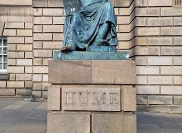 united-kingdom/stirling/landmark/david-hume-statue
