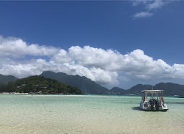 seychelles/ile-moyenne/landmark/teddys-glass-bottom-boat