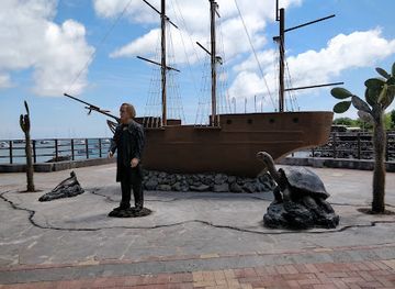 ecuador/galapagos-islands/landmark/charles-darwin-statue