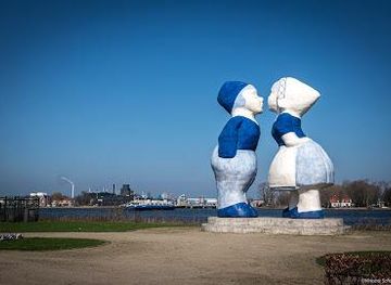 netherlands/haarlem/landmark/kissing-couple-xxxl