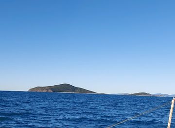 australia/whitsunday-islands/landmark/armit-island