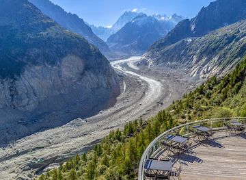 france/chamonix/landmark/grotte-de-glace