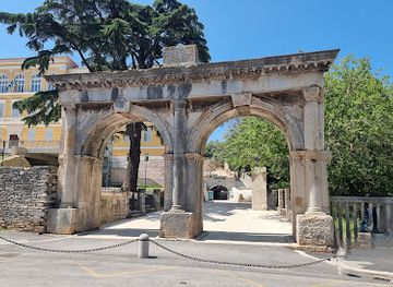 croatia/pula/landmark/twin-gate