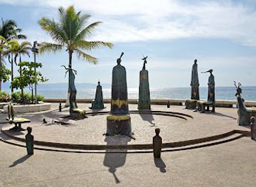 mexico/puerto-vallarta/hotel-zone/landmark/la-rotonda-del-mar