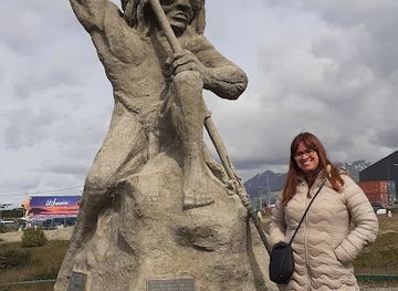 argentina/tierra-del-fuego/landmark/yamana-monument