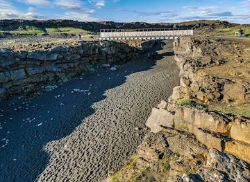 iceland/southern-peninsula/landmark/bridge-between-continents