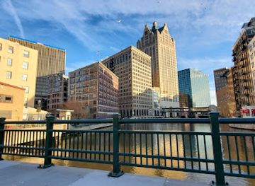 wisconsin/milwaukee/landmark/bronze-fonz-by-gerald-p-sawyer