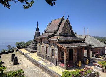 cambodia/kampot-province/landmark/wat-sampov-pram