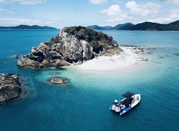 australia/whitsunday-islands/landmark/whitsunday-islands-tours