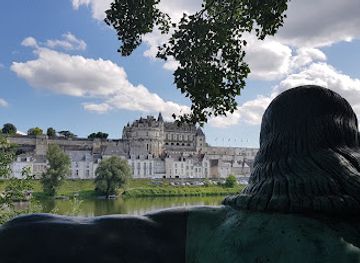 france/centre-val-de-loire/landmark/statue-leonardo-da-vinci