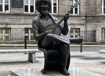 ireland/dublin/landmark/luke-kelly-statue