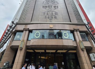 japan/tokyo/ginza/landmark/mitsukoshi-lion-sculpture