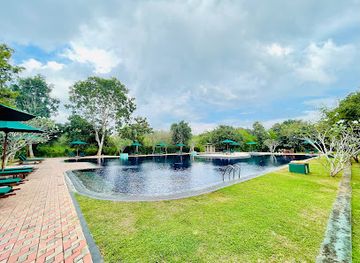 sri-lanka/dambulla/landmark/oak-ray-elephant-lake