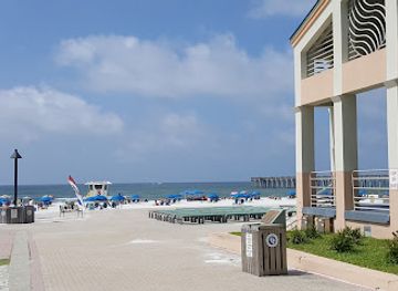 florida/pensacola-beach/landmark/gulfside-pavilion-bus-stop-pensacola