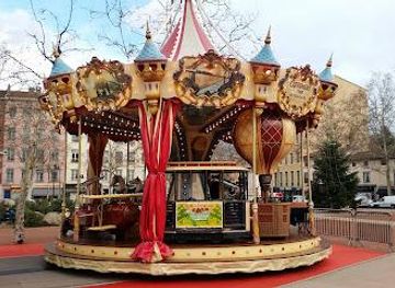 france/lyon/landmark/pl-de-la-croix-rousse