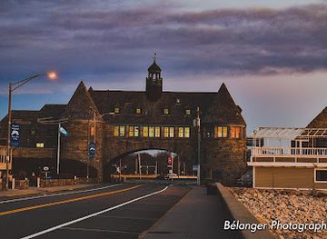 rhode-island/narragansett/landmark/narragansett-wall-view