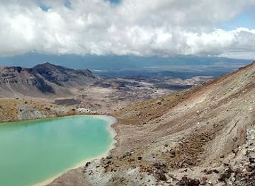 new-zealand/tongariro-national-park/landmark/tongariro-crossing-emerald-lake-lookout