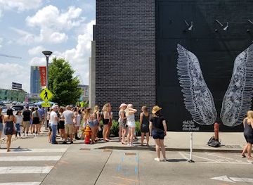 tennessee/nashville/the-gulch/landmark/nashville-whatliftsyou-wings-mural