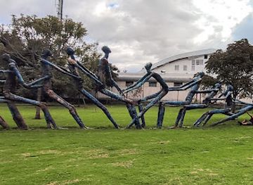 ecuador/quito/la-carolina/landmark/estatua-hombres-halando