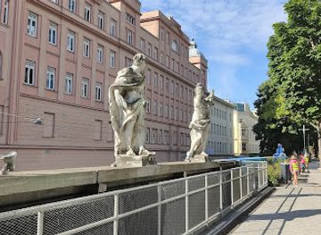 austria/vienna/landmark/giebelstatuen-des-lazanskyhauses