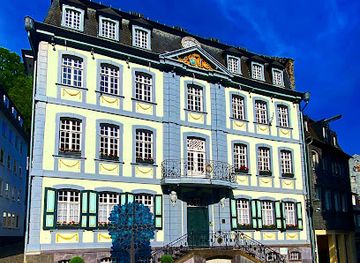 germany/monschau/landmark/modernes-kunstwerk-hochzeitsbaum-als-gedenkstatte-der-heirat-in-monschau