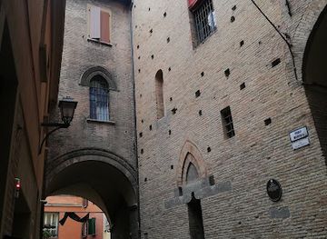 italy/bologna/landmark/torre-uguzzoni
