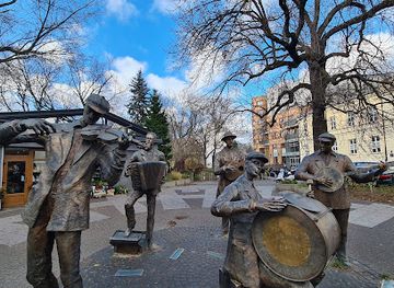 poland/warsaw/praga/landmark/grajkow-monument