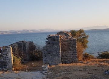 turkiye/aeolis/landmark/akropolis-kale-ve-hristiyan-bazilikasi
