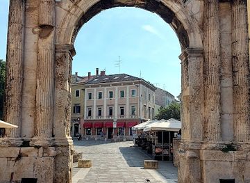 croatia/pula/landmark/city-farmer-s-market-pula-pola