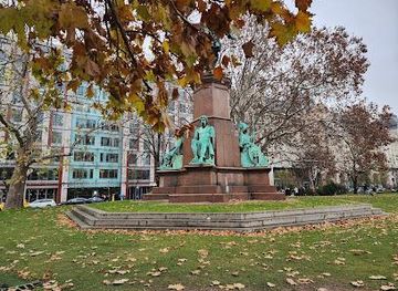 hungary/vac/landmark/szechenyi-istvan-ter