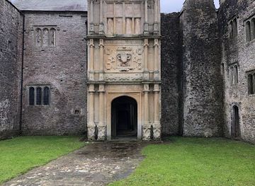 united-kingdom/west-glamorgan/landmark/old-beaupre-castle