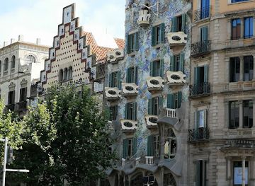 spain/barcelona/eixample/landmark/passeig-de-gracia-avenue
