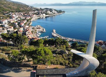 croatia/makarska/landmark/wings-monument