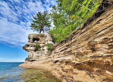 michigan/pictured-rocks-national-lakeshore/landmark/chapel-beach-falls