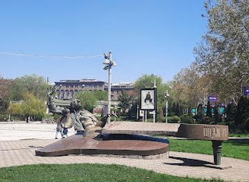 armenia/yerevan/ajapnyak/landmark/arno-babajanyan-statue