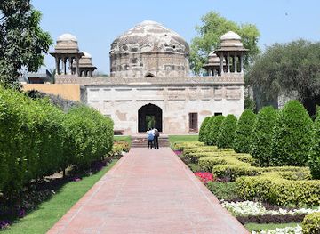 pakistan/northern-punjab/landmark/tomb-of-dai-anga