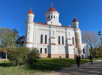 lithuania/vilnius/uzupis/landmark/uzupis-bridge-swing