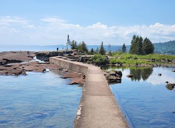 minnesota/grand-marais/landmark/grand-marais-breakwater-trail