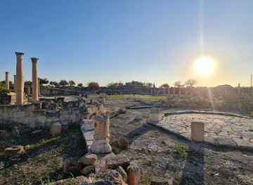 jordan/um-qais/landmark/central-plaza