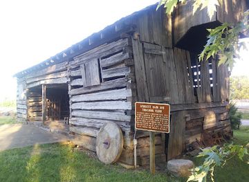 illinois/little-egypt/landmark/saline-county-area-museum-saline-creek-pioneer-village-and-museum