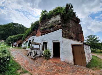 united-kingdom/west-midlands/landmark/national-trust-kinver-edge-and-the-rock-houses