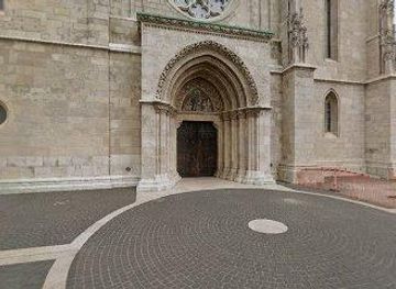 hungary/tatabanya/landmark/szentharomsag-ter-2