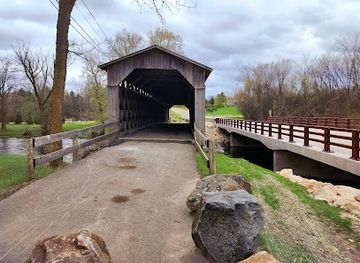 wisconsin/kettle-moraine/landmark/cedarburg-covered-bridge