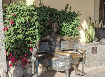 california/palm-springs/downtown-palm-springs/landmark/lucille-ball-statue