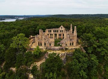 missouri/ha-ha-tonka-state-park/landmark/ha-ha-tonka-castle-ruins