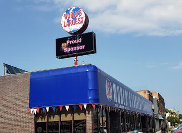 illinois/berwyn/landmark/world-s-largest-laundromat