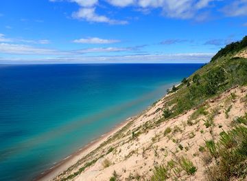 michigan/sleeping-bear-dunes-national-lakeshore/landmark/sleeping-bear-tour-co