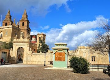 malta/harbour-area/landmark/wwii-shelters